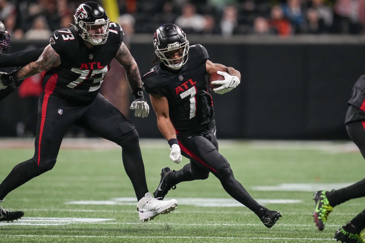 Atlanta Falcons running back Bijan Robinson (7) runs against the Tampa Bay Buccaneers during the second half at Mercedes-Benz Stadium. Tyler Vrabel.